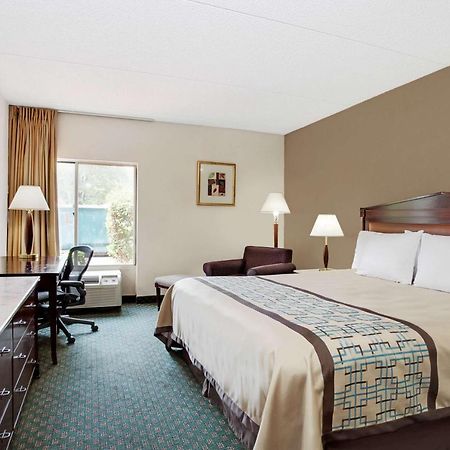 Days Inn By Wyndham Newport News City Center Oyster Point Kültér fotó