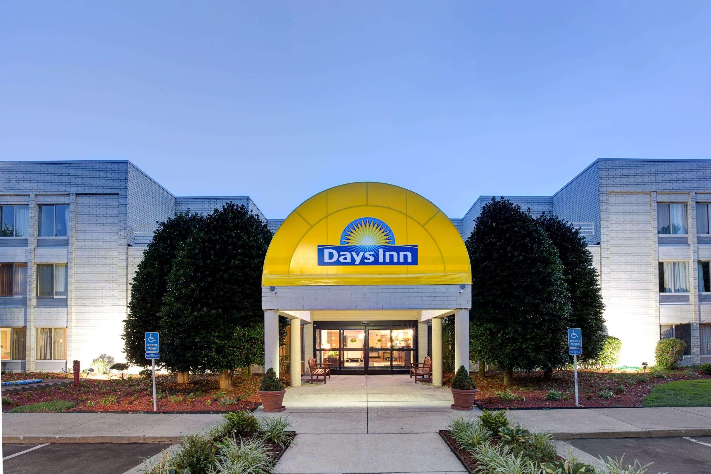 Days Inn By Wyndham Newport News City Center Oyster Point Kültér fotó