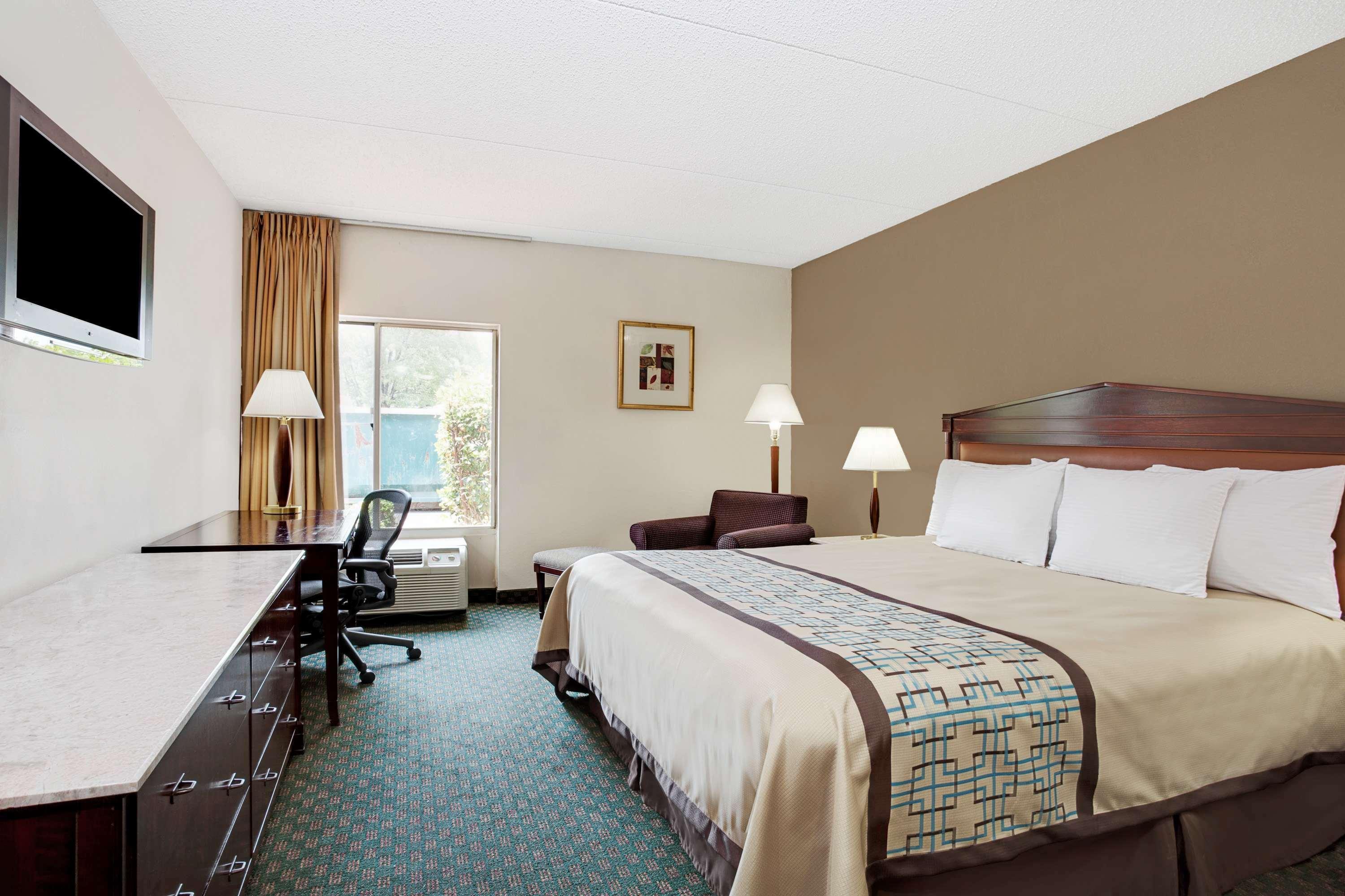 Days Inn By Wyndham Newport News City Center Oyster Point Kültér fotó