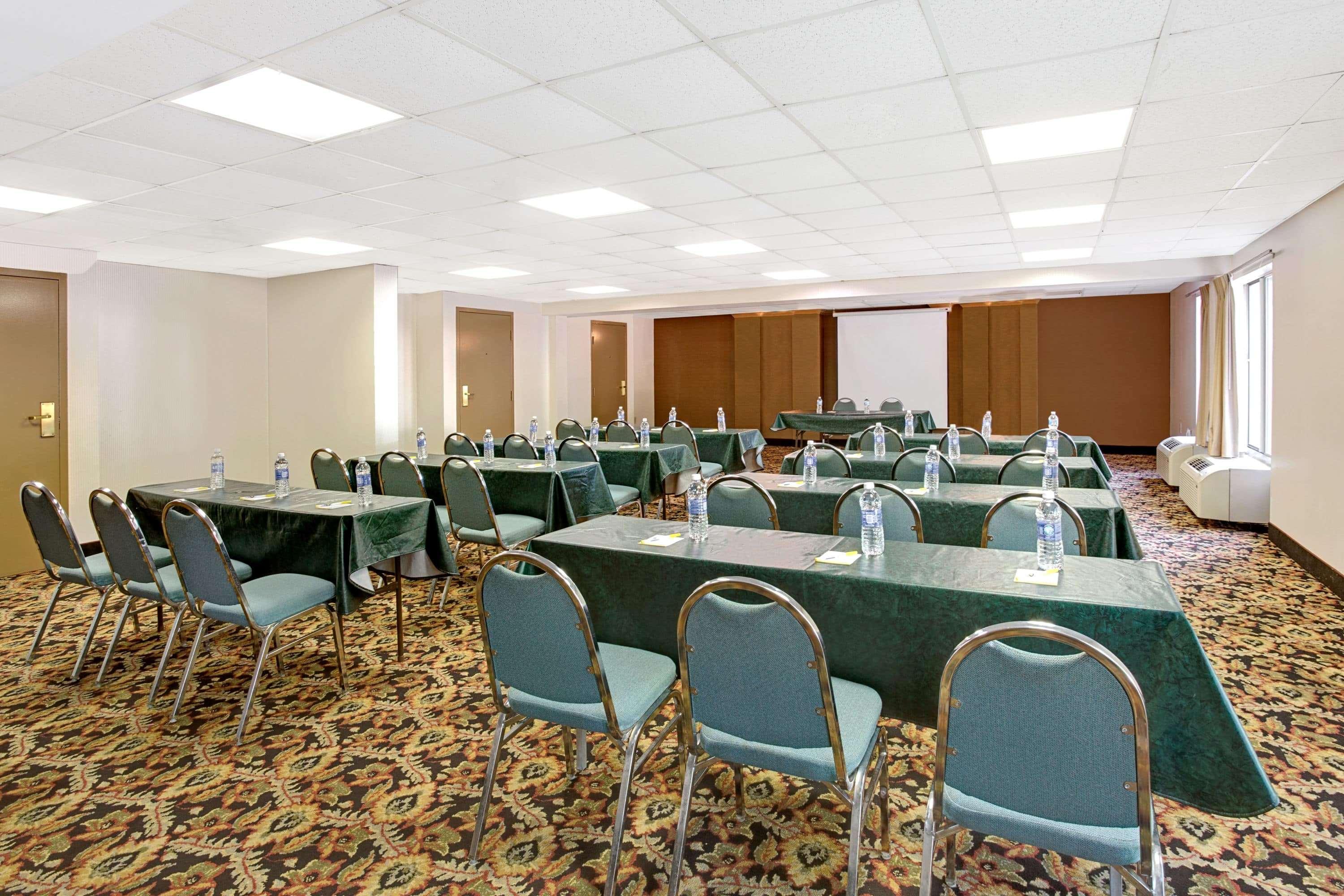 Days Inn By Wyndham Newport News City Center Oyster Point Kültér fotó